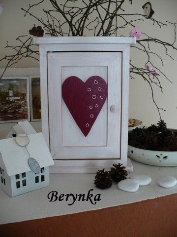 Dřevěná skříňka na klíče se srdíčkem