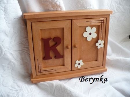 Dřevěná skříňka na klíče s písmenkem