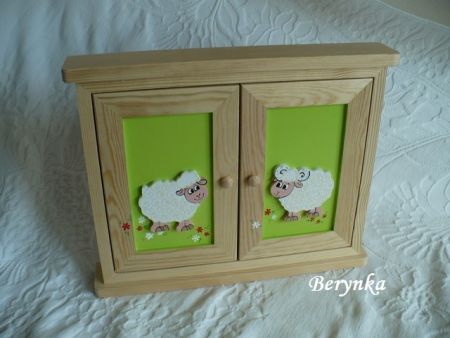 Dřevěná skříňka na klíče s ovečkami