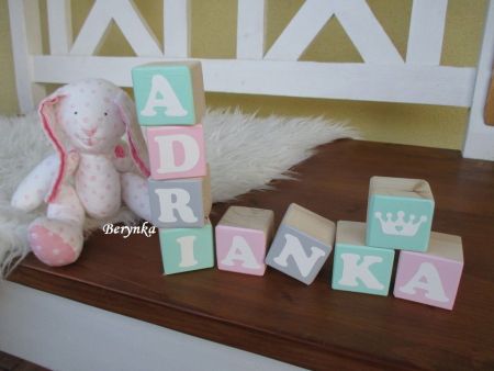 Dřevěné kostičky šedo-mátovo-růžové