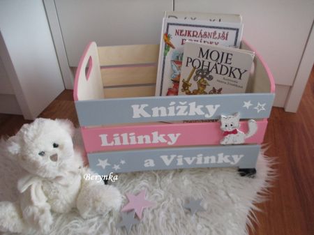 Dřevěná bedýnka na knížky s kočičkou - různé barvy