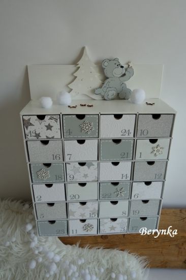 Adventní kalendář *bílo-šedý* s medvídkem - různá provedení