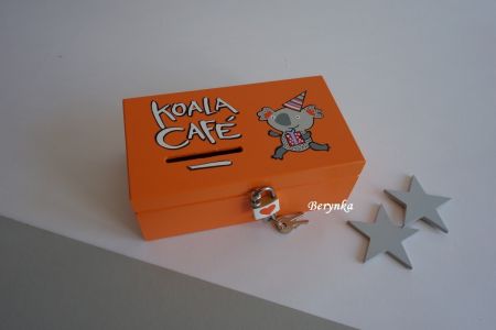 Dřevěná pokladnička s logem kavárny