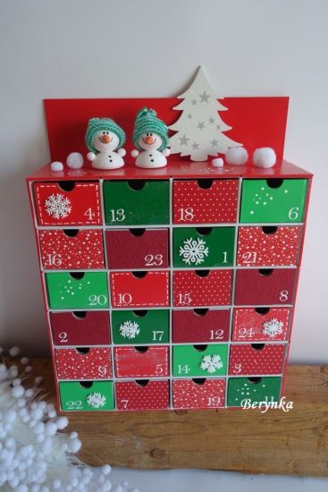 Adventní kalendář červeno-zelený se sněhuláky