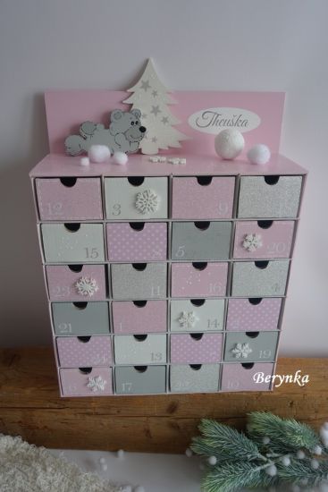 Adventní kalendář pudrově růžový s medvídkem