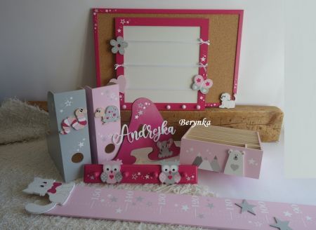 Dekorace v růžových odstínech a šedé barvě