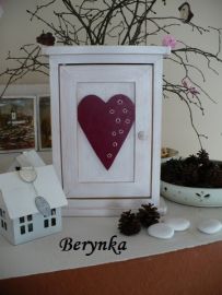 Dřevěná skříňka na klíče se srdíčkem