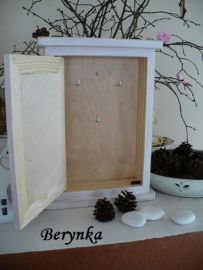 Dřevěná skříňka na klíče se srdíčkem