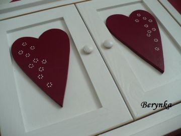 Dřevěná skříňka na klíče se srdíčkem