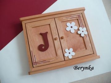 Dřevěná skříňka na klíče s písmenkem