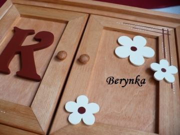 Dřevěná skříňka na klíče s písmenkem
