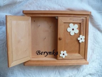 Dřevěná skříňka na klíče s písmenkem