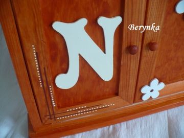 Dřevěná skříňka na klíče s písmenkem