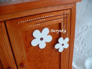 Dřevěná skříňka na klíče s písmenkem