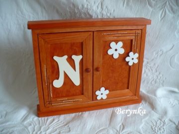 Dřevěná skříňka na klíče s písmenkem