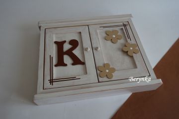 Dřevěná skříňka na klíče s písmenkem