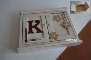 Dřevěná skříňka na klíče s písmenkem