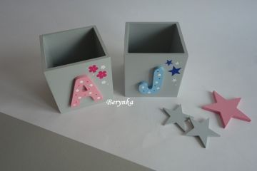 Dřevěný stojánek na tužky s písmenkem