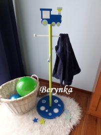 Věšák - němý sluha s mašinkou