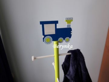 Věšák - němý sluha s mašinkou