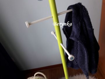 Věšák - němý sluha s mašinkou