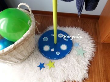 Věšák - němý sluha s mašinkou