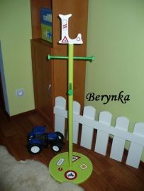 Věšák - němý sluha s písmenem pro kluky