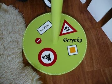 Věšák - němý sluha s písmenem pro kluky