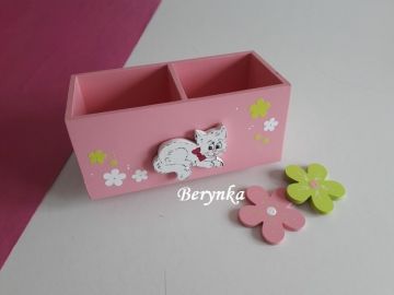 Dřevěný stojánek na tužky s kočičkou