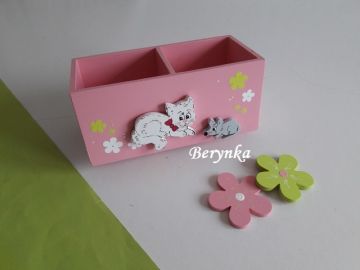 Dřevěný stojánek na tužky s kočičkou