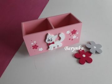 Dřevěný stojánek na tužky s kočičkou