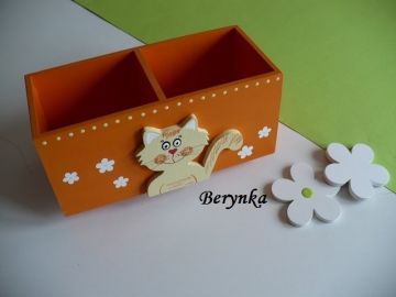 Dřevěný stojánek na tužky s kočičkou