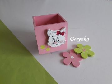 Dřevěný stojánek na tužky s kočičkou