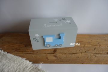 Dřevěná pokladnička s mašinkou