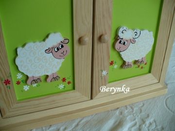 Dřevěná skříňka na klíče s ovečkami