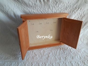 Dřevěná skříňka na klíče s ovečkami
