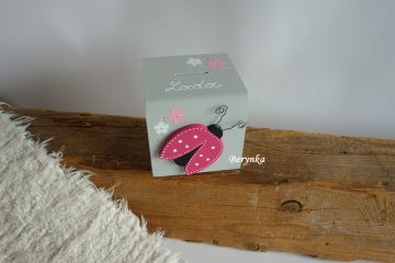 Dřevěná kasička s beruškou