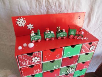 Adventní kalendář červeno-zelený s mašinkou