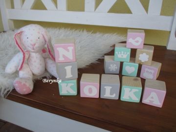 Dřevěné kostičky šedo-mátovo-růžové