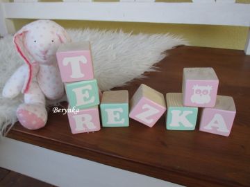 Dřevěné kostičky šedo-mátovo-růžové