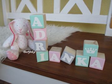 Dřevěné kostičky šedo-mátovo-růžové