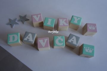 Dřevěné kostičky šedo-mátovo-růžové