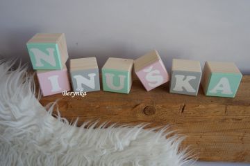 Dřevěné kostičky šedo-mátovo-růžové