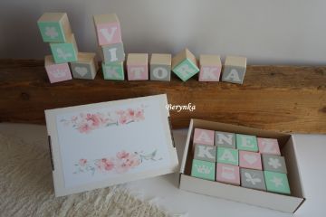 Dřevěné kostičky šedo-mátovo-růžové