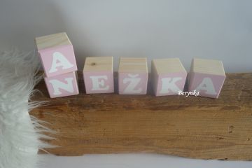 Dřevěné kostičky růžové