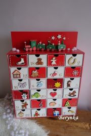 Adventní kalendář s dřevěnými obrázky a mašinkou