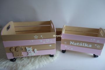 Dřevěná bedýnka s kočičkou a pejskem
