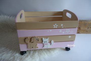 Dřevěná bedýnka s kočičkou a pejskem