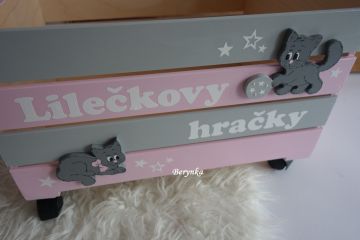 Dřevěná bedýnka s kočičkou a pejskem