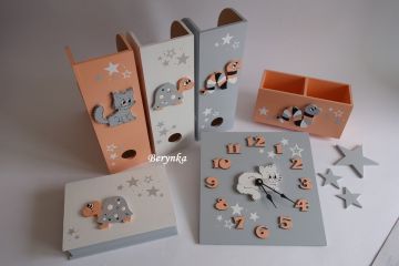 Dekorace se zvířátky v šedo-meruňkové